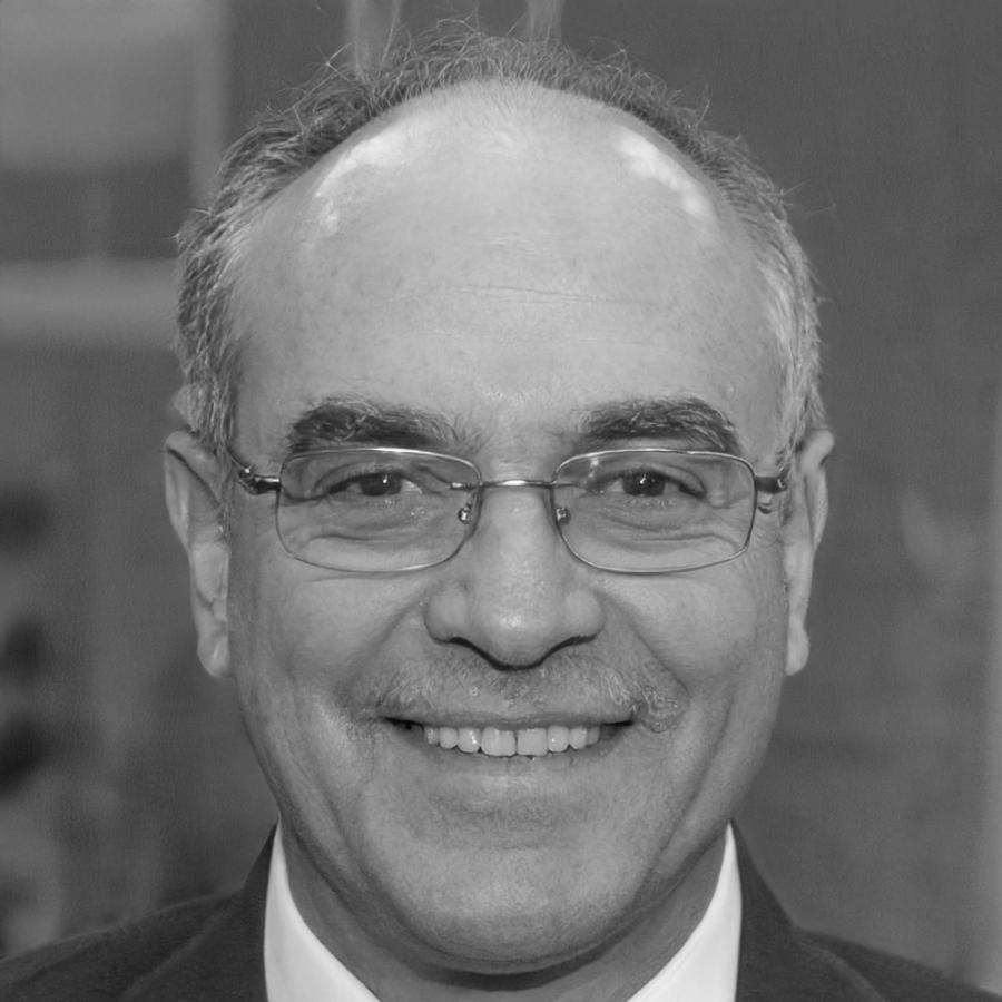 Retrato profesional de Eduardo Ramírez