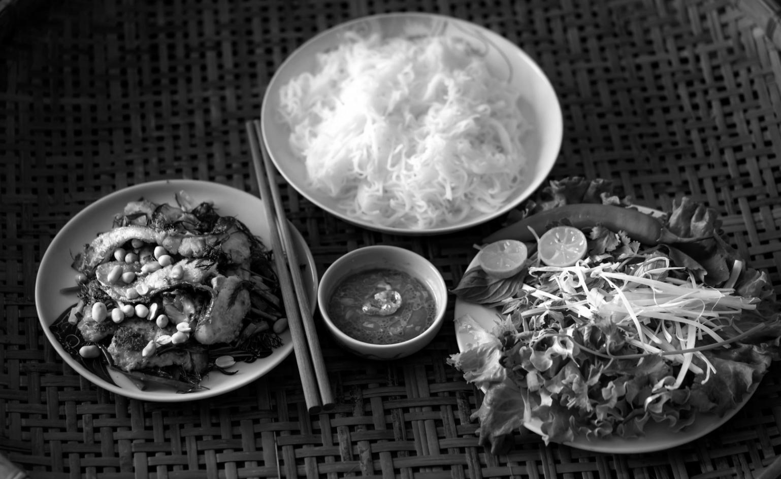 Ingredientes frescos organizados para preparación de comidas saludables